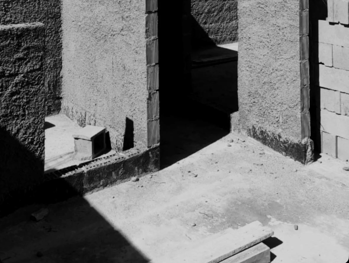 Vano de puerta en muro de mampostería con sombras marcadas
