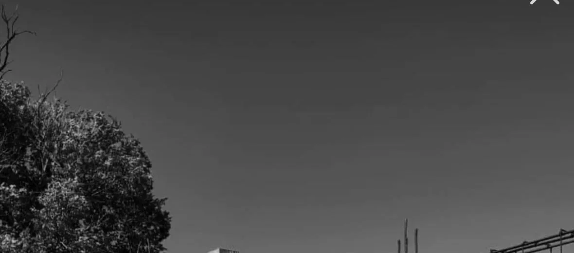 Muro en altura recortado contra el cielo